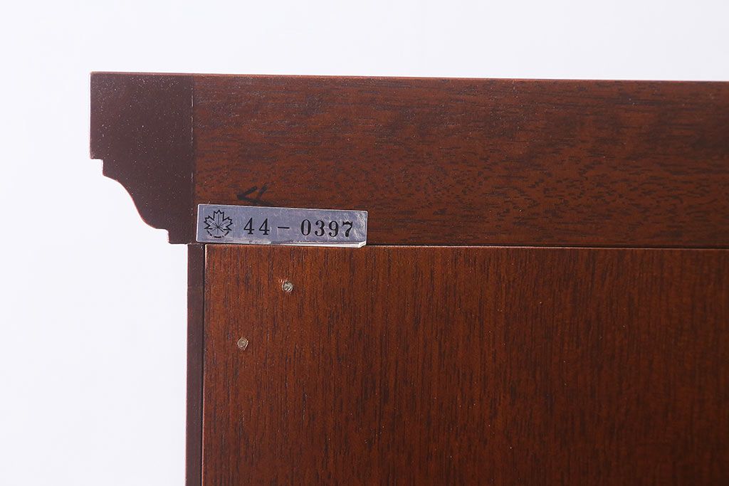 中古　神戸元町欧風家具　メープル不二屋　気品漂う佇まいが魅力的な食器棚(収納棚、カップボード、飾り棚)(定価約100万円)(R-041720)