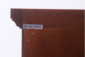 中古　神戸元町欧風家具　メープル不二屋　気品漂う佇まいが魅力的な食器棚(収納棚、カップボード、飾り棚)(定価約100万円)(R-041720)