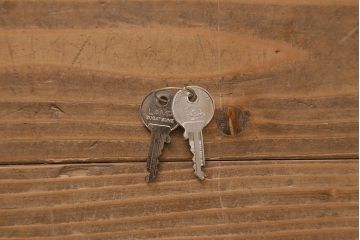 中古　神戸元町欧風家具　メープル不二屋　気品漂う佇まいが魅力的な食器棚(収納棚、カップボード、飾り棚)(定価約100万円)(R-041720)