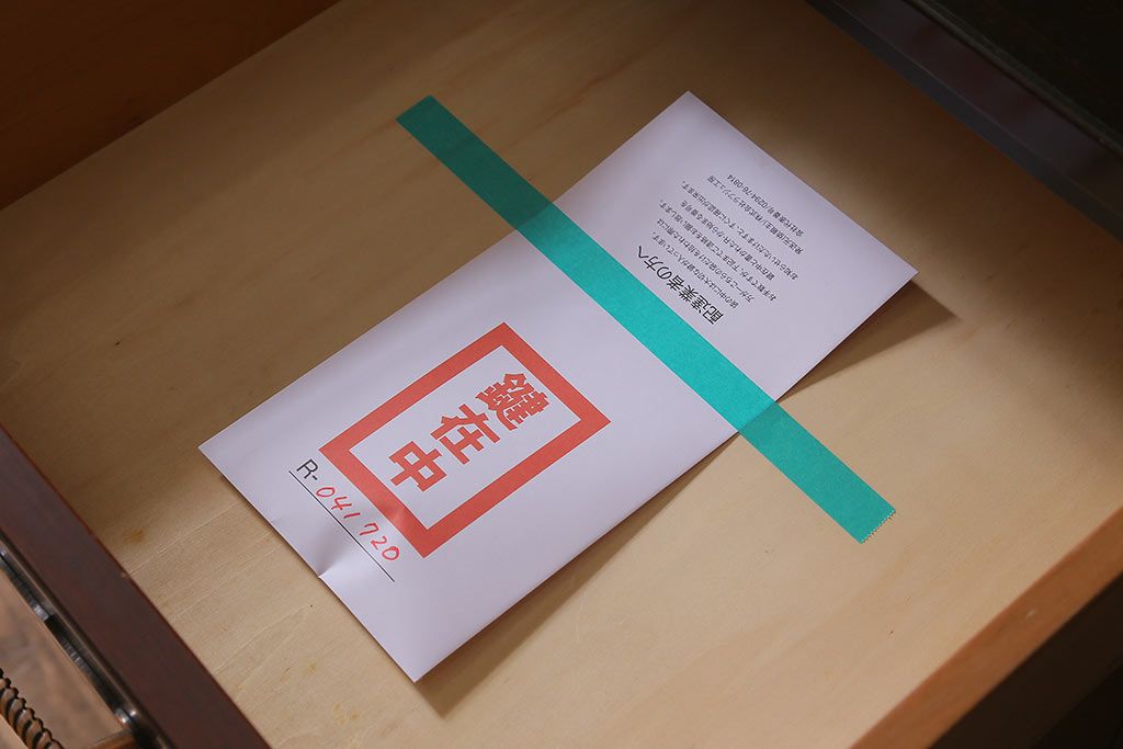 中古　神戸元町欧風家具　メープル不二屋　気品漂う佇まいが魅力的な食器棚(収納棚、カップボード、飾り棚)(定価約100万円)(R-041720)