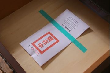 中古　神戸元町欧風家具　メープル不二屋　気品漂う佇まいが魅力的な食器棚(収納棚、カップボード、飾り棚)(定価約100万円)(R-041720)