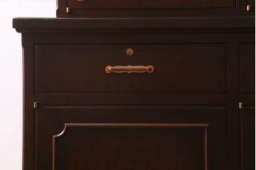 中古　神戸元町欧風家具　メープル不二屋　気品漂う佇まいが魅力的な食器棚(収納棚、カップボード、飾り棚)(定価約100万円)(R-041720)