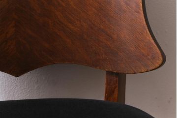 アンティーク家具　イギリスアンティーク　Lloyd's Antiques(ロイズ・アンティークス)　オーク材　洗練されたデザインが目を引くダイニングチェア(椅子)(R-041722)