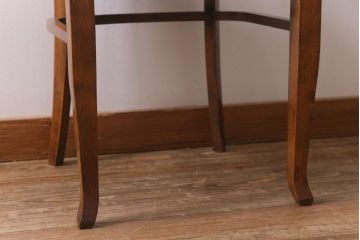 アンティーク家具　イギリスアンティーク　Lloyd's Antiques(ロイズ・アンティークス)　オーク材　洗練されたデザインが目を引くダイニングチェア(椅子)(R-041722)