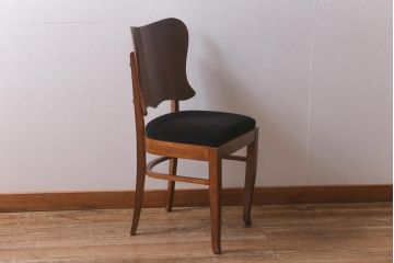 アンティーク家具　イギリスアンティーク　Lloyd's Antiques(ロイズ・アンティークス)　オーク材　洗練されたデザインが目を引くダイニングチェア(椅子)(R-041723)