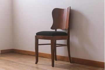 アンティーク家具　イギリスアンティーク　Lloyd's Antiques(ロイズ・アンティークス)　オーク材　洗練されたデザインが目を引くダイニングチェア(椅子)(R-041723)