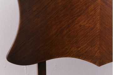 アンティーク家具　イギリスアンティーク　Lloyd's Antiques(ロイズ・アンティークス)　オーク材　洗練されたデザインが目を引くダイニングチェア(椅子)(R-041723)