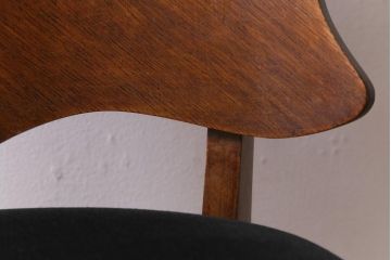 アンティーク家具　イギリスアンティーク　Lloyd's Antiques(ロイズ・アンティークス)　オーク材　洗練されたデザインが目を引くダイニングチェア(椅子)(R-041723)