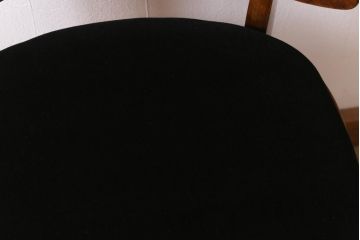 アンティーク家具　イギリスアンティーク　Lloyd's Antiques(ロイズ・アンティークス)　オーク材　洗練されたデザインが目を引くダイニングチェア(椅子)(R-041723)