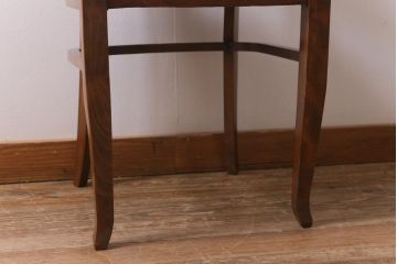 アンティーク家具　イギリスアンティーク　Lloyd's Antiques(ロイズ・アンティークス)　オーク材　洗練されたデザインが目を引くダイニングチェア(椅子)(R-041723)