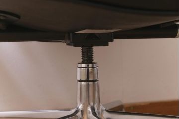 中古　展示美品　Hermanmiller(ハーマンミラー社)　イームズ　エグゼクティブチェア(定価約61万円)(アームチェア、オフィスチェア、椅子)(R-041730)