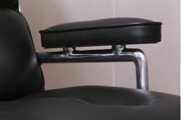 中古　展示美品　Hermanmiller(ハーマンミラー社)　イームズ　エグゼクティブチェア(定価約61万円)(アームチェア、オフィスチェア、椅子)(R-041730)
