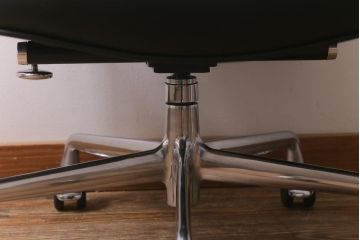 中古　展示美品　Hermanmiller(ハーマンミラー社)　イームズ　エグゼクティブチェア(定価約61万円)(アームチェア、オフィスチェア、椅子)(R-041730)
