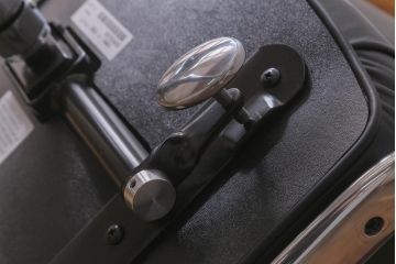 中古　展示美品　Hermanmiller(ハーマンミラー社)　イームズ　エグゼクティブチェア(定価約61万円)(アームチェア、オフィスチェア、椅子)(R-041730)
