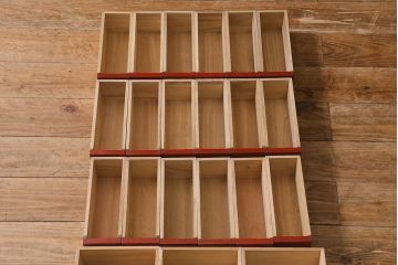 中古　指物家具　国産　総桐材　朱塗り　朱のお色がお部屋のアクセントになる薬箪笥(小物収納)(R-041731)