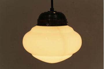 アンティーク照明　昭和レトロ　なめらかなフォルムが上品な雰囲気を醸し出す天井照明(吊り下げ照明、ペンダントライト)(R-041737)