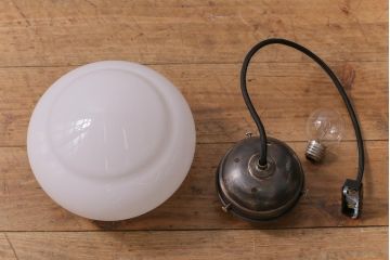 アンティーク照明　昭和レトロ　なめらかなフォルムが上品な雰囲気を醸し出す天井照明(吊り下げ照明、ペンダントライト)(R-041737)