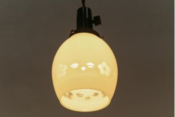 アンティーク照明　昭和レトロ　花の模様が和の雰囲気にぴったりな天井照明(吊り下げ照明、ペンダントライト)(R-041738)