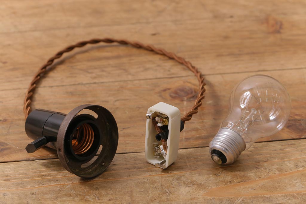 アンティーク照明　昭和レトロ　花の模様が和の雰囲気にぴったりな天井照明(吊り下げ照明、ペンダントライト)(R-041738)