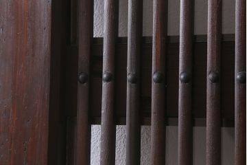 アンティーク建具　明治大正期　ヒノキ材　細い桟が魅力の格子蔵戸(蔵戸、格子戸、引き戸、建具、玄関戸)(R-041743)