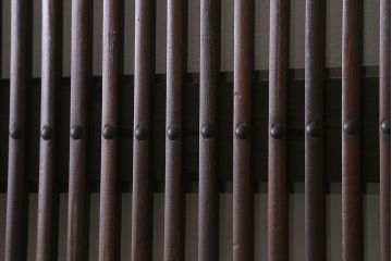 アンティーク建具　明治大正期　ヒノキ材　細い桟が魅力の格子蔵戸(蔵戸、格子戸、引き戸、建具、玄関戸)(R-041743)