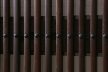 アンティーク建具　明治大正期　ヒノキ材　細い桟が魅力の格子蔵戸(蔵戸、格子戸、引き戸、建具、玄関戸)(R-041743)