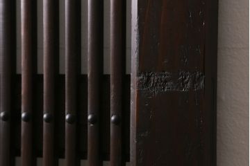 アンティーク建具　明治大正期　ヒノキ材　細い桟が魅力の格子蔵戸(蔵戸、格子戸、引き戸、建具、玄関戸)(R-041743)