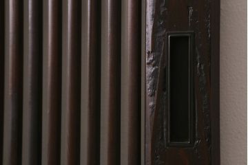 アンティーク建具　明治大正期　ヒノキ材　細い桟が魅力の格子蔵戸(蔵戸、格子戸、引き戸、建具、玄関戸)(R-041743)
