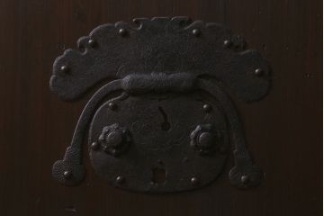 アンティーク建具　明治大正期　ヒノキ材　細い桟が魅力の格子蔵戸(蔵戸、格子戸、引き戸、建具、玄関戸)(R-041743)