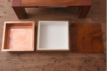 在庫未使用品　IDC大塚家具　藤沢木工　脚乾漆　ケヤキ無垢材　力強い杢目が目を惹く上質な囲炉裏テーブル(いろり、座卓、ローテーブル、センターテーブル、リビングテーブル、木製火鉢)(定価約32万円)(R-041751)