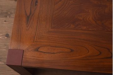 在庫未使用品　IDC大塚家具　藤沢木工　脚乾漆　ケヤキ無垢材　力強い杢目が目を惹く上質な囲炉裏テーブル(いろり、座卓、ローテーブル、センターテーブル、リビングテーブル、木製火鉢)(定価約32万円)(R-041751)