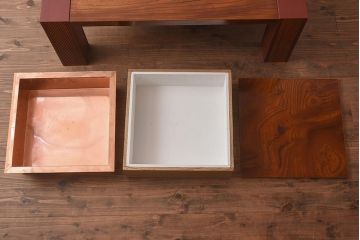在庫未使用品　IDC大塚家具　藤沢木工　脚乾漆　ケヤキ無垢材　力強い杢目が目を惹く上質な囲炉裏テーブル(いろり、座卓、ローテーブル、センターテーブル、リビングテーブル、木製火鉢)(定価約32万円)(R-041752)