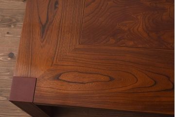 在庫未使用品　IDC大塚家具　藤沢木工　脚乾漆　ケヤキ無垢材　力強い杢目が目を惹く上質な囲炉裏テーブル(いろり、座卓、ローテーブル、センターテーブル、リビングテーブル、木製火鉢)(定価約32万円)(R-041752)