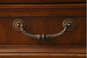 中古　DREXEL HERITAGE(ドレクセルヘリテイジ)　TRYON MANOR(トライオンメナー)　格調高い佇まいが魅力の飾り棚(キャビネット、食器棚、収納棚)(定価約98万円)(R-041755)