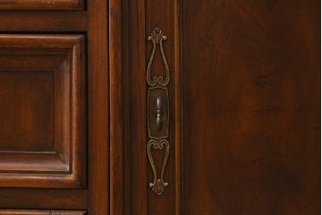 中古　DREXEL HERITAGE(ドレクセルヘリテイジ)　TRYON MANOR(トライオンメナー)　格調高い佇まいが魅力の飾り棚(キャビネット、食器棚、収納棚)(定価約98万円)(R-041755)