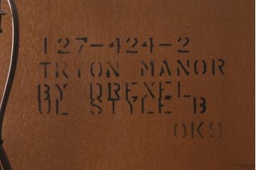 中古　DREXEL HERITAGE(ドレクセルヘリテイジ)　TRYON MANOR(トライオンメナー)　格調高い佇まいが魅力の飾り棚(キャビネット、食器棚、収納棚)(定価約98万円)(R-041755)