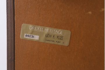 中古　DREXEL HERITAGE(ドレクセルヘリテイジ)　TRYON MANOR(トライオンメナー)　格調高い佇まいが魅力の飾り棚(キャビネット、食器棚、収納棚)(定価約98万円)(R-041755)