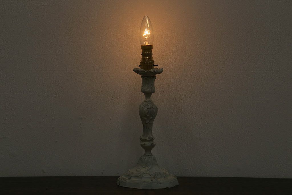 ヴィンテージ照明　フランスビンテージ　エレガントな彫りとフォルムが美しいテーブルランプ(卓上照明、卓上ランプ、スタンドライト)(R-041756)