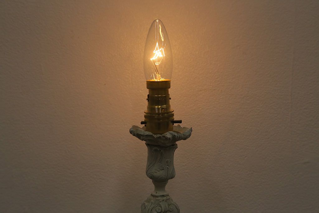 ヴィンテージ照明　フランスビンテージ　エレガントな彫りとフォルムが美しいテーブルランプ(卓上照明、卓上ランプ、スタンドライト)(R-041756)