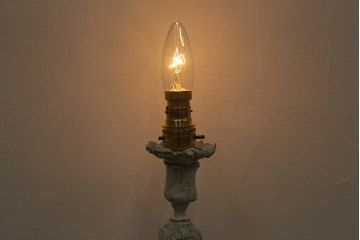 ヴィンテージ照明　フランスビンテージ　エレガントな彫りとフォルムが美しいテーブルランプ(卓上照明、卓上ランプ、スタンドライト)(R-041756)