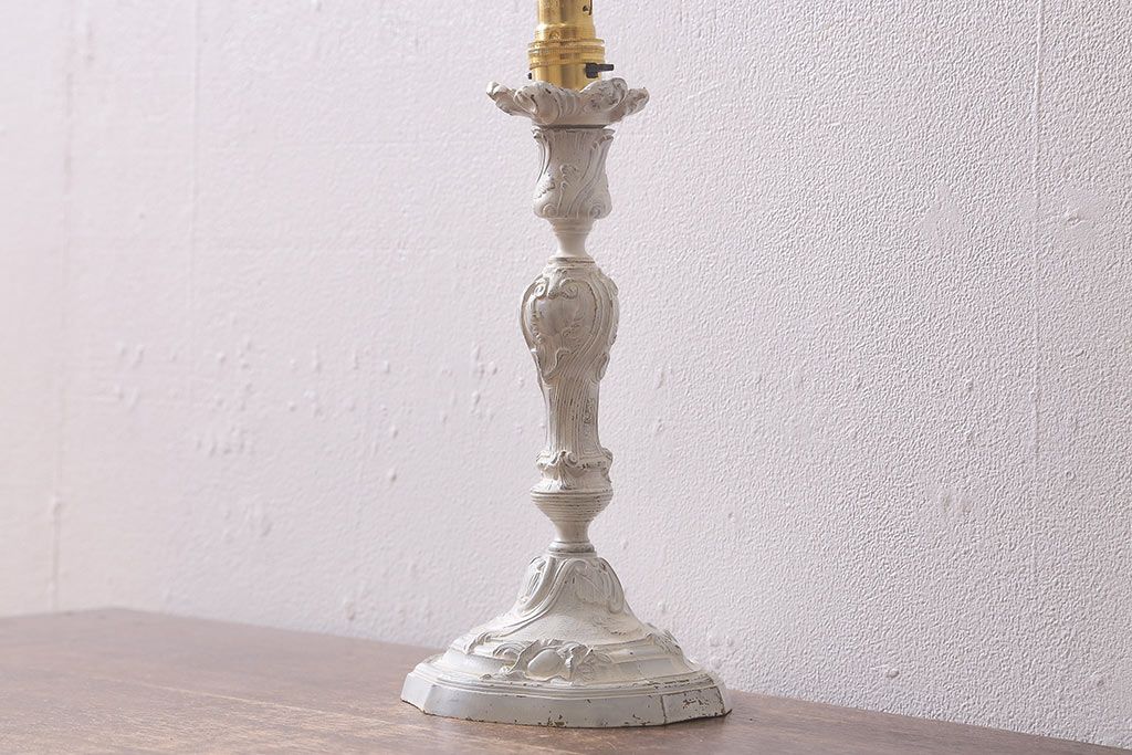 ヴィンテージ照明　フランスビンテージ　エレガントな彫りとフォルムが美しいテーブルランプ(卓上照明、卓上ランプ、スタンドライト)(R-041756)