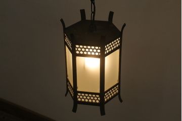 アンティーク照明　和製アンティーク　籠目模様がアクセントになった六角形の吊り下げ照明(天井照明)(R-041758)