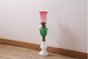 ヴィンテージ雑貨　イギリスビンテージ　平芯　5分芯　3色のガラスが可愛らしいオイルランプ(灯油ランプ、台ランプ)(R-041760)