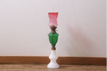 ヴィンテージ雑貨　イギリスビンテージ　平芯　5分芯　3色のガラスが可愛らしいオイルランプ(灯油ランプ、台ランプ)(R-041760)