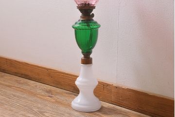 ヴィンテージ雑貨　イギリスビンテージ　平芯　5分芯　3色のガラスが可愛らしいオイルランプ(灯油ランプ、台ランプ)(R-041760)