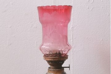 ヴィンテージ雑貨　イギリスビンテージ　平芯　5分芯　3色のガラスが可愛らしいオイルランプ(灯油ランプ、台ランプ)(R-041760)