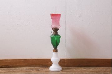 ヴィンテージ雑貨　イギリスビンテージ　平芯　5分芯　3色のガラスが可愛らしいオイルランプ(灯油ランプ、台ランプ)(R-041760)