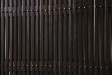 アンティーク建具　明治大正期　蔵戸リメイク　ヒノキ材　クリアガラス入り　風情漂う佇まいが魅力の蔵戸2枚セット(引き戸、玄関戸)(R-041762)