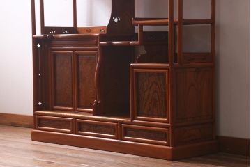在庫未使用品　IDC大塚家具　漆器山富　漆塗り　透かし入り　総ケヤキ材の飾棚(飾り棚)(定価約203万円)(R-041764)