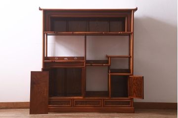 在庫未使用品　IDC大塚家具　漆器山富　漆塗り　透かし入り　総ケヤキ材の飾棚(飾り棚)(定価約203万円)(R-041764)
